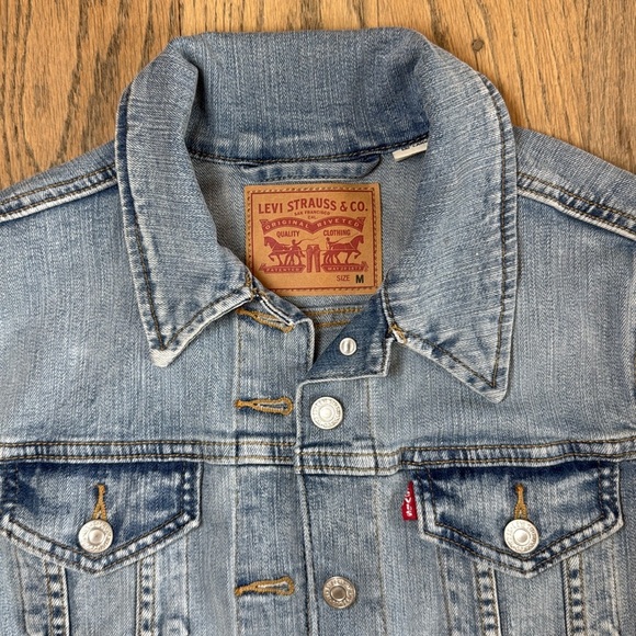 Levi's Women’s Classic Light Blue Denim Jacket Size Medium - Picture 4 of 14